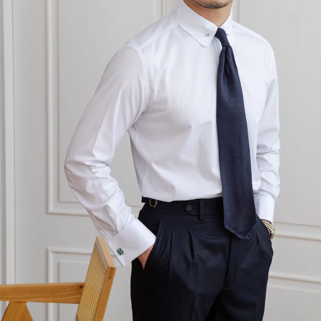 Camisa de colarinho curto com abotoaduras