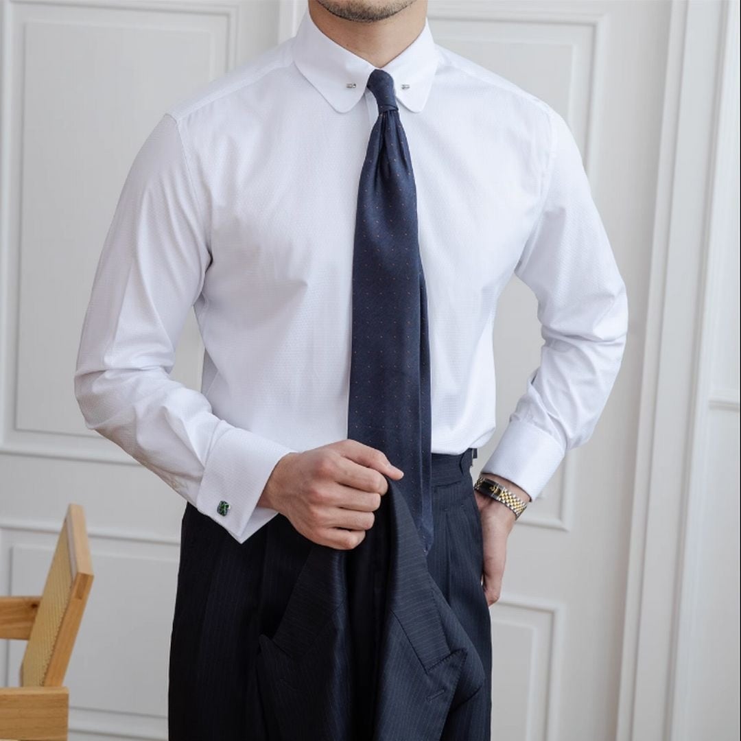 Camisa de colarinho curto com abotoaduras