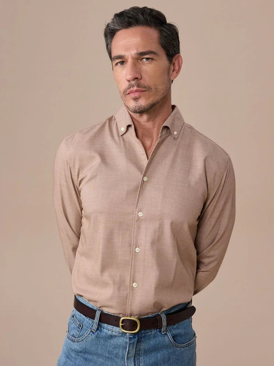 Camisa clássica de gola redonda, sem necessidade de passar.