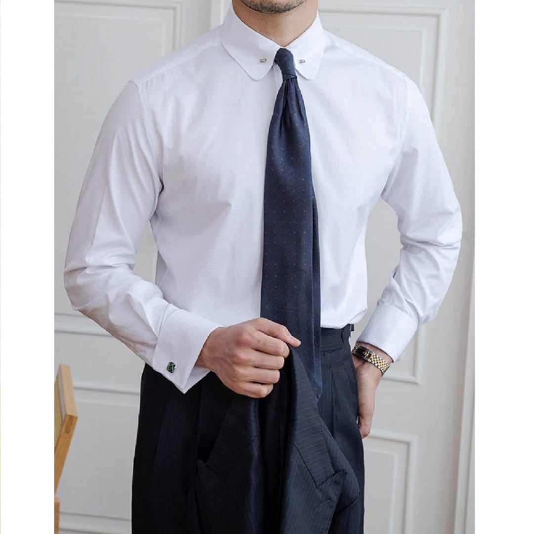 Camisa de colarinho curto com abotoaduras