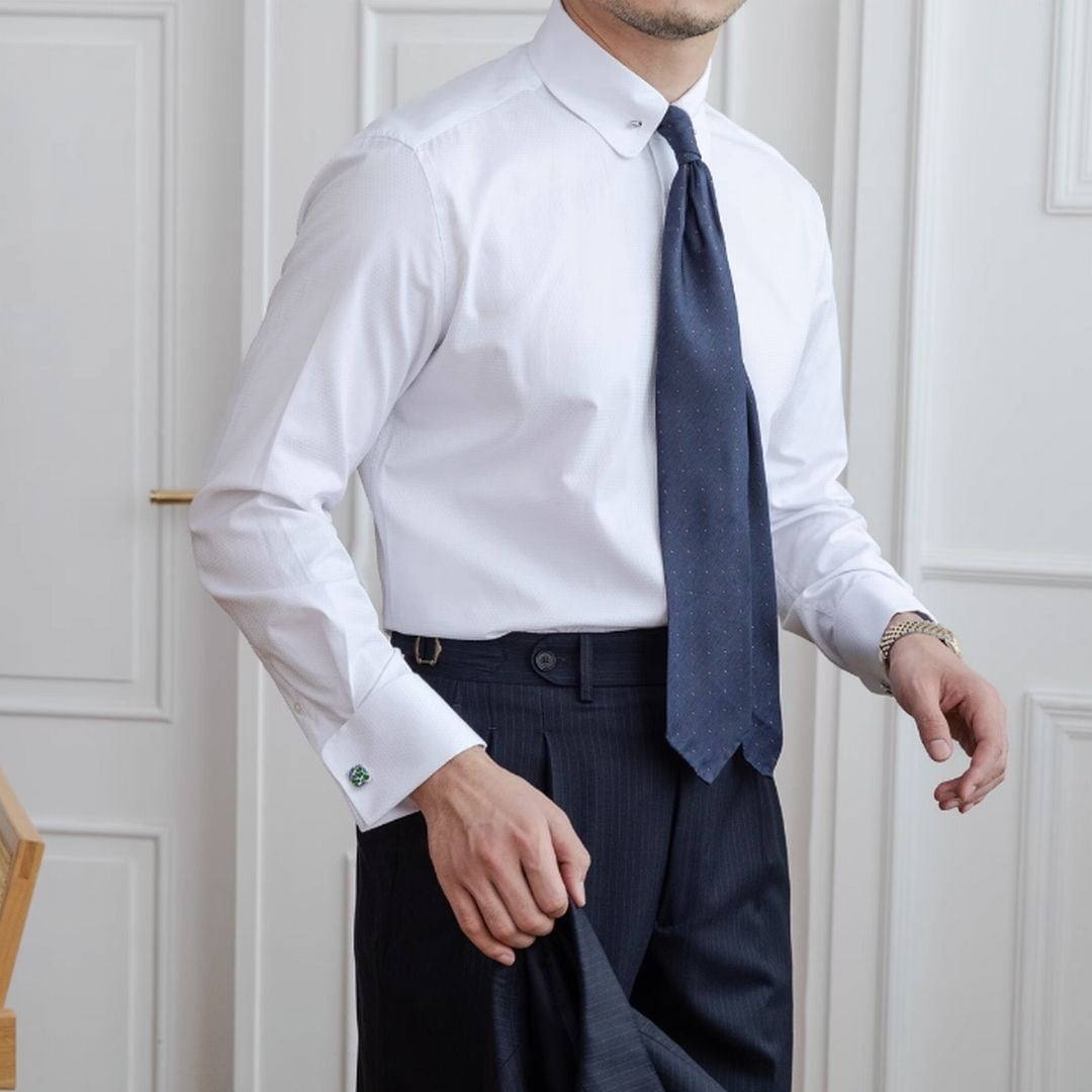 Camisa de colarinho curto com abotoaduras