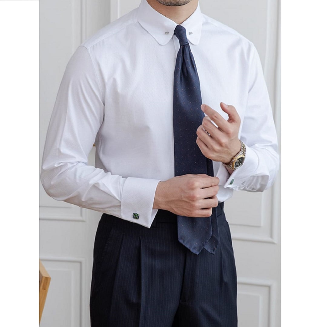 Camisa de colarinho curto com abotoaduras