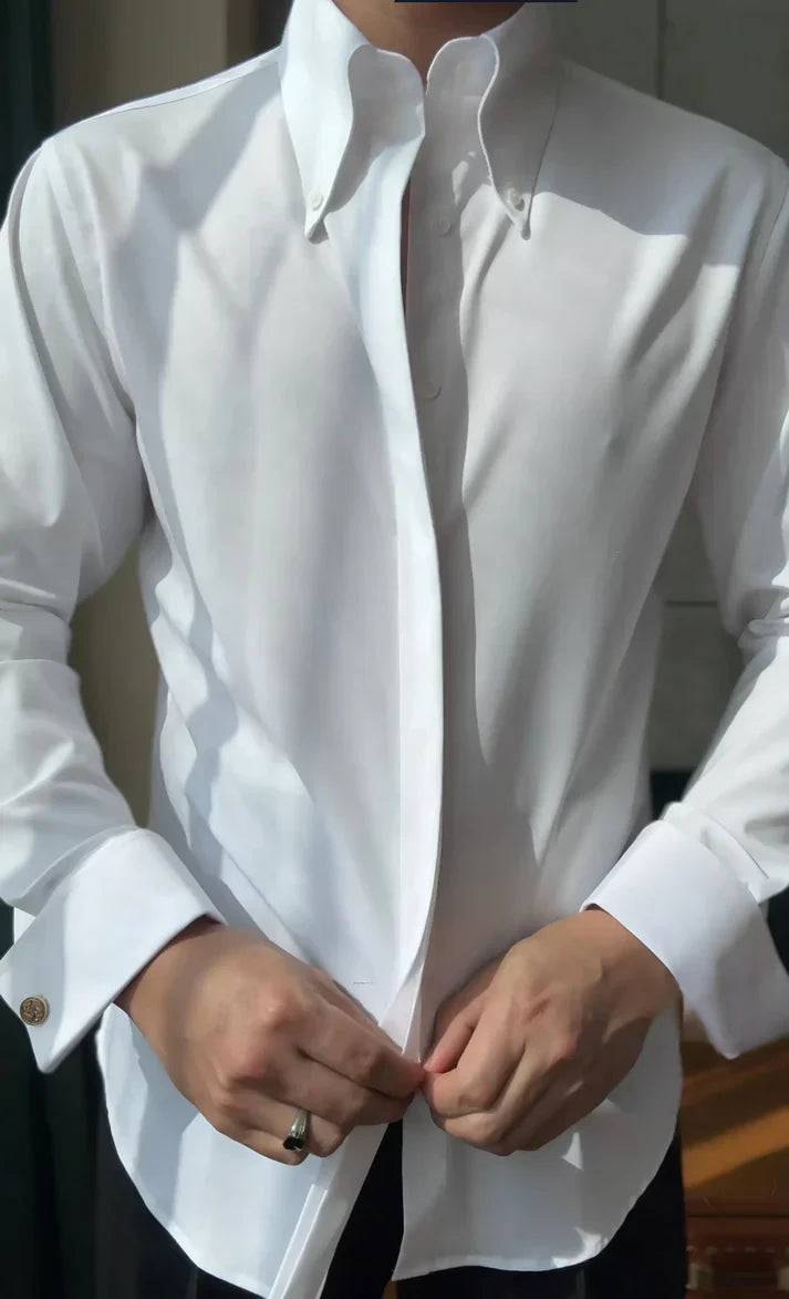 Camisa com colarinho pontiagudo e abotoaduras.