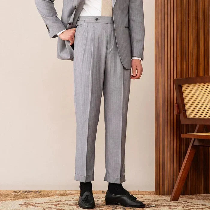 Terno risca de giz com dois botões e lapela entalhada em cinza.