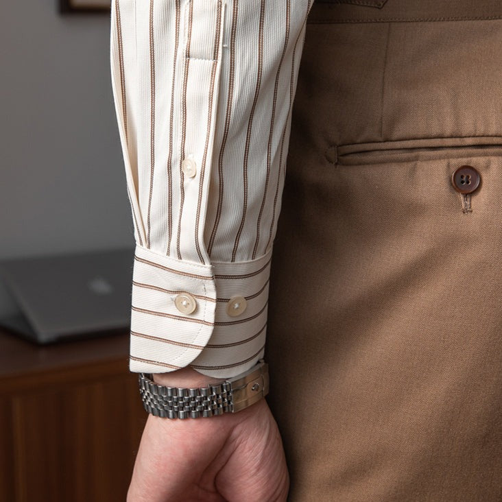 Camisa italiana com gola pontiaguda