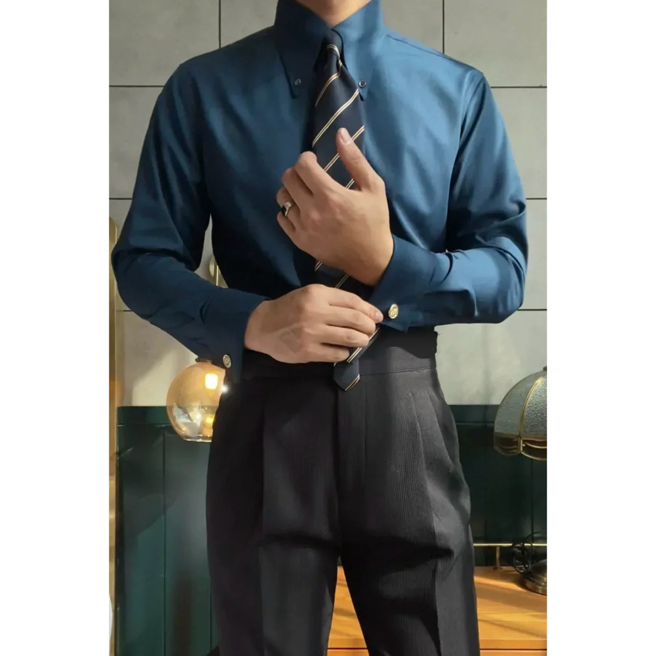 Camisa com colarinho pontiagudo e abotoaduras.