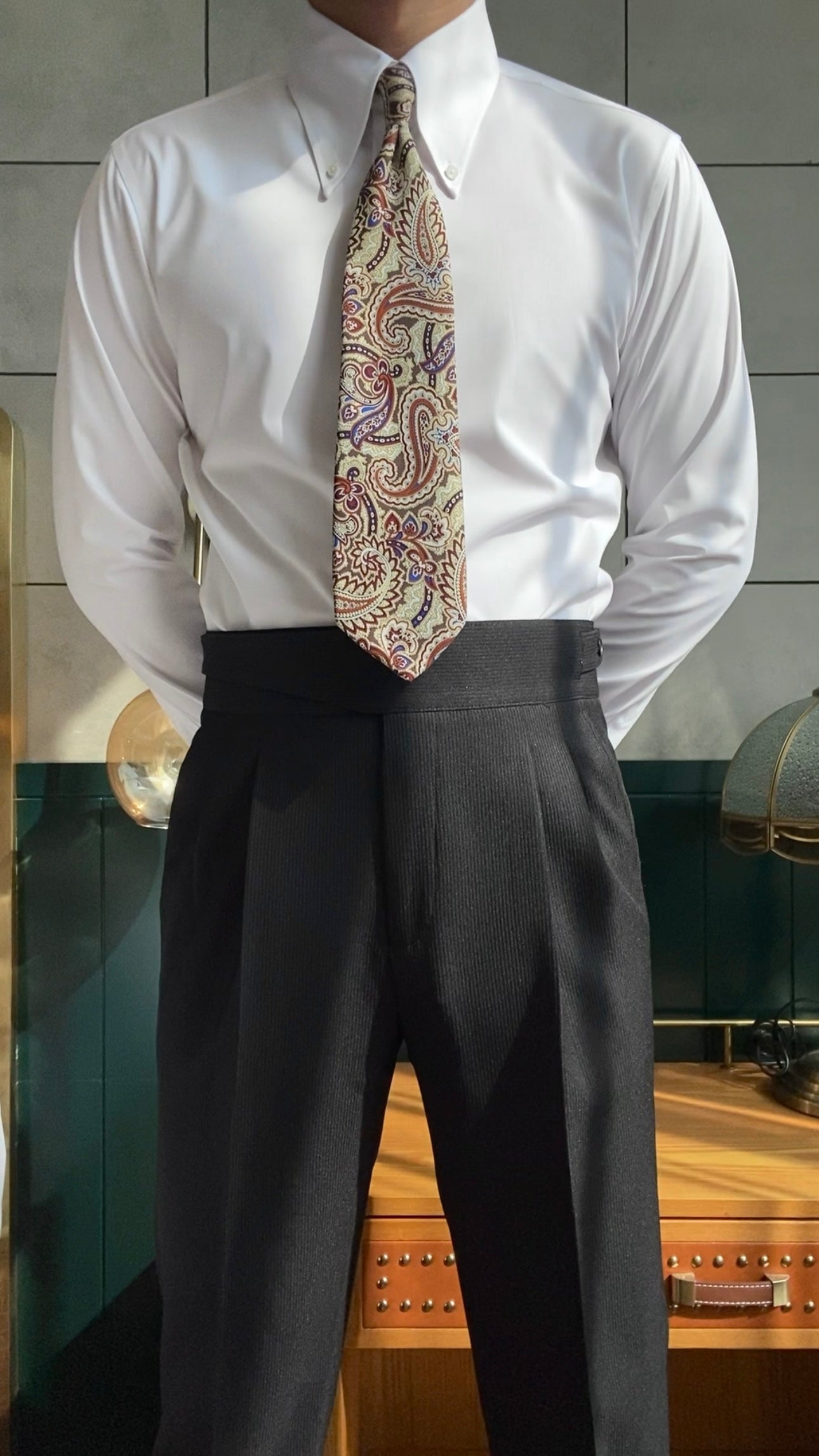 Camisa com colarinho pontiagudo e abotoaduras.