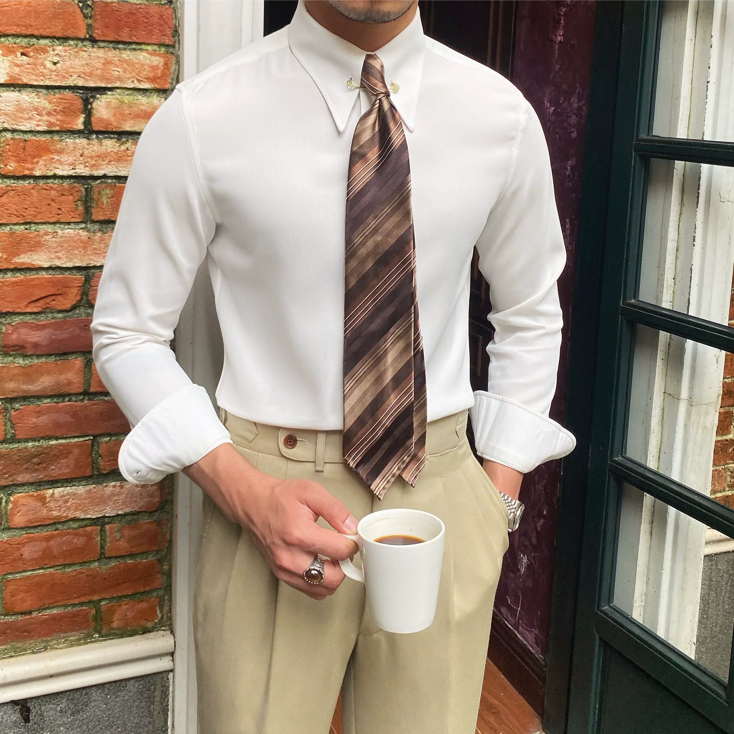 Camisa com colarinho pontiagudo e broche