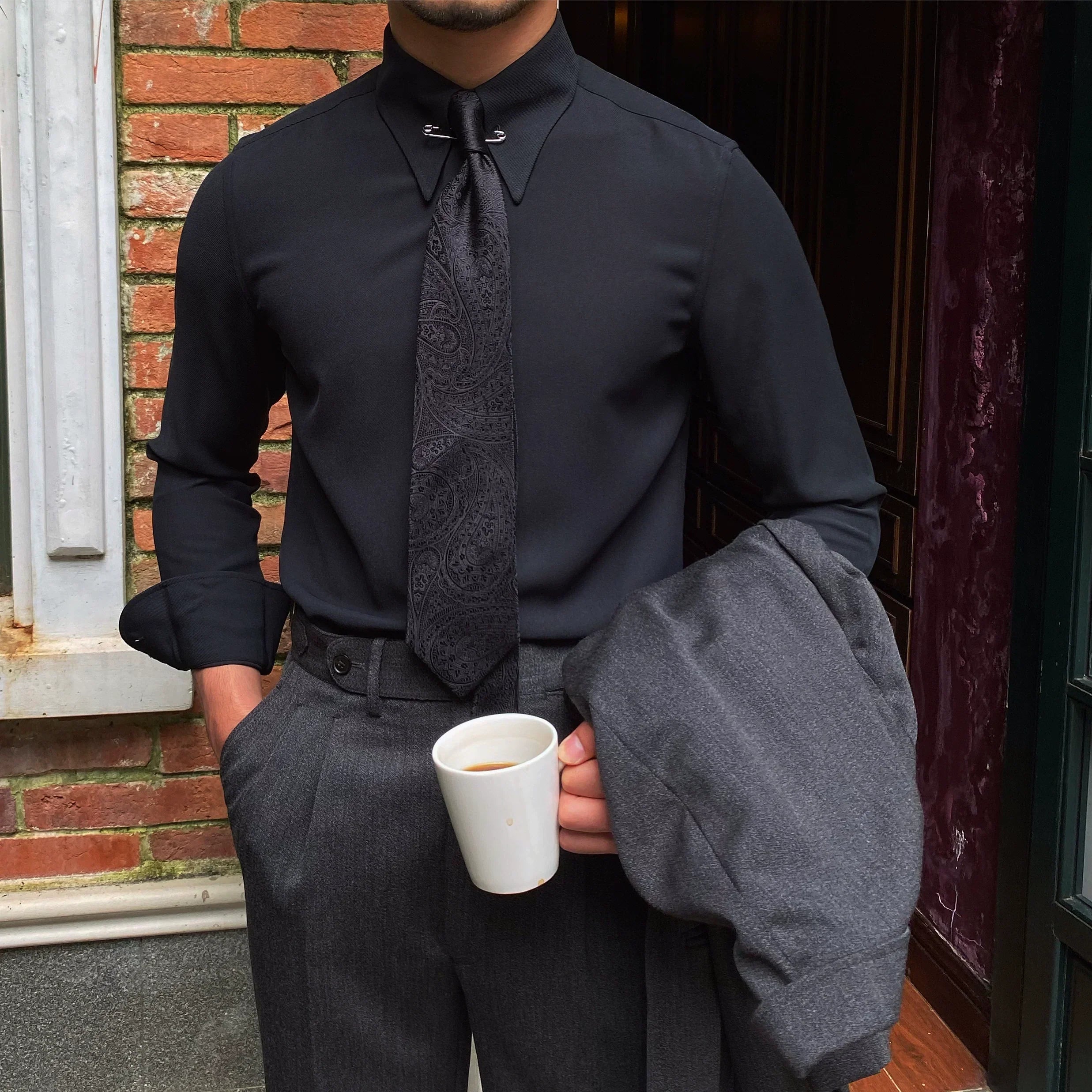 Camisa com colarinho pontiagudo e broche