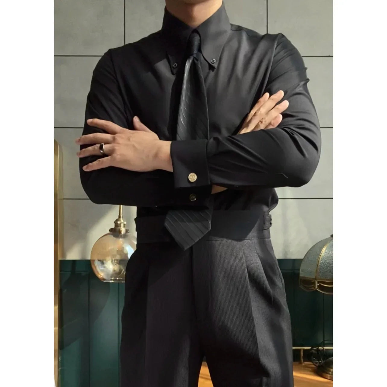 Camisa com colarinho pontiagudo e abotoaduras.