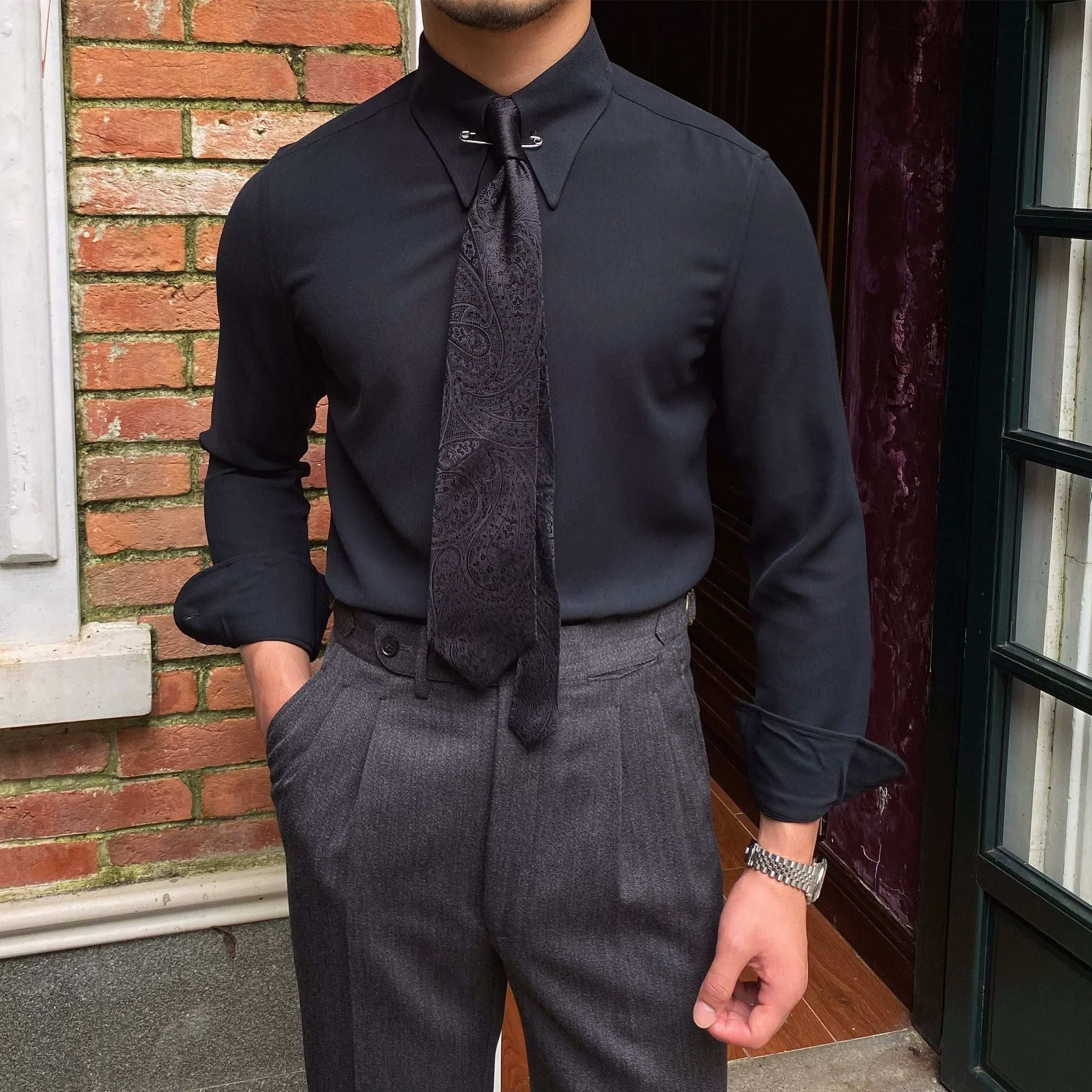 Camisa com colarinho pontiagudo e broche