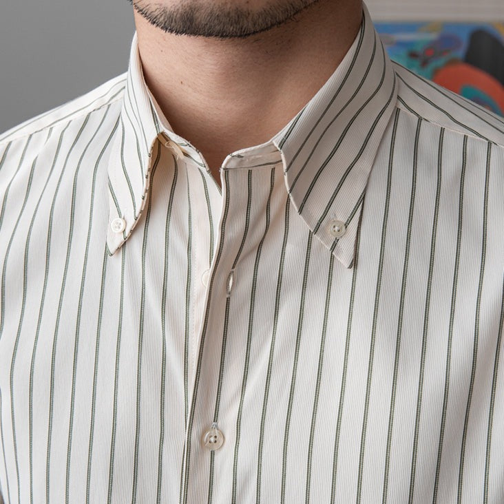 Camisa italiana com gola pontiaguda