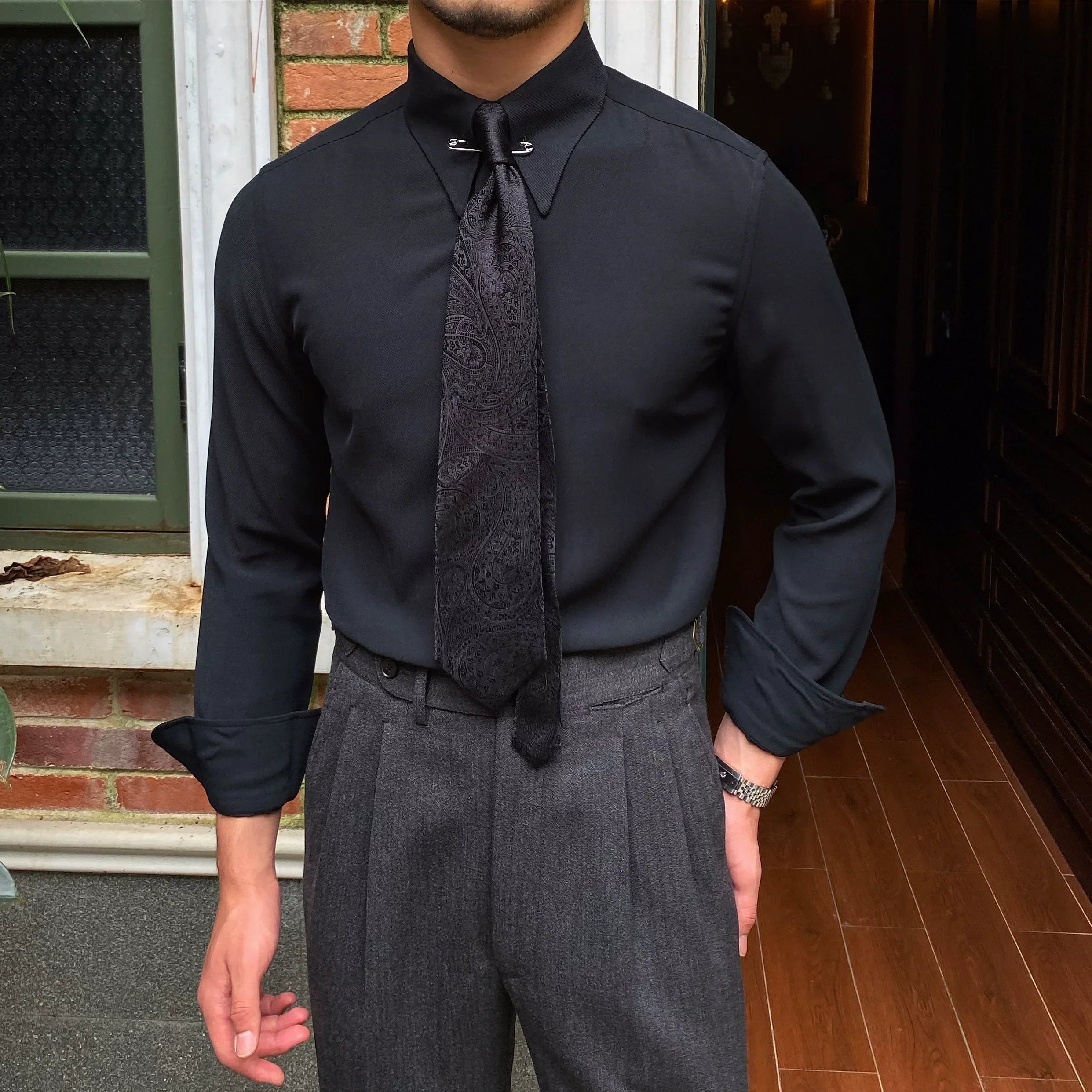 Camisa com colarinho pontiagudo e broche