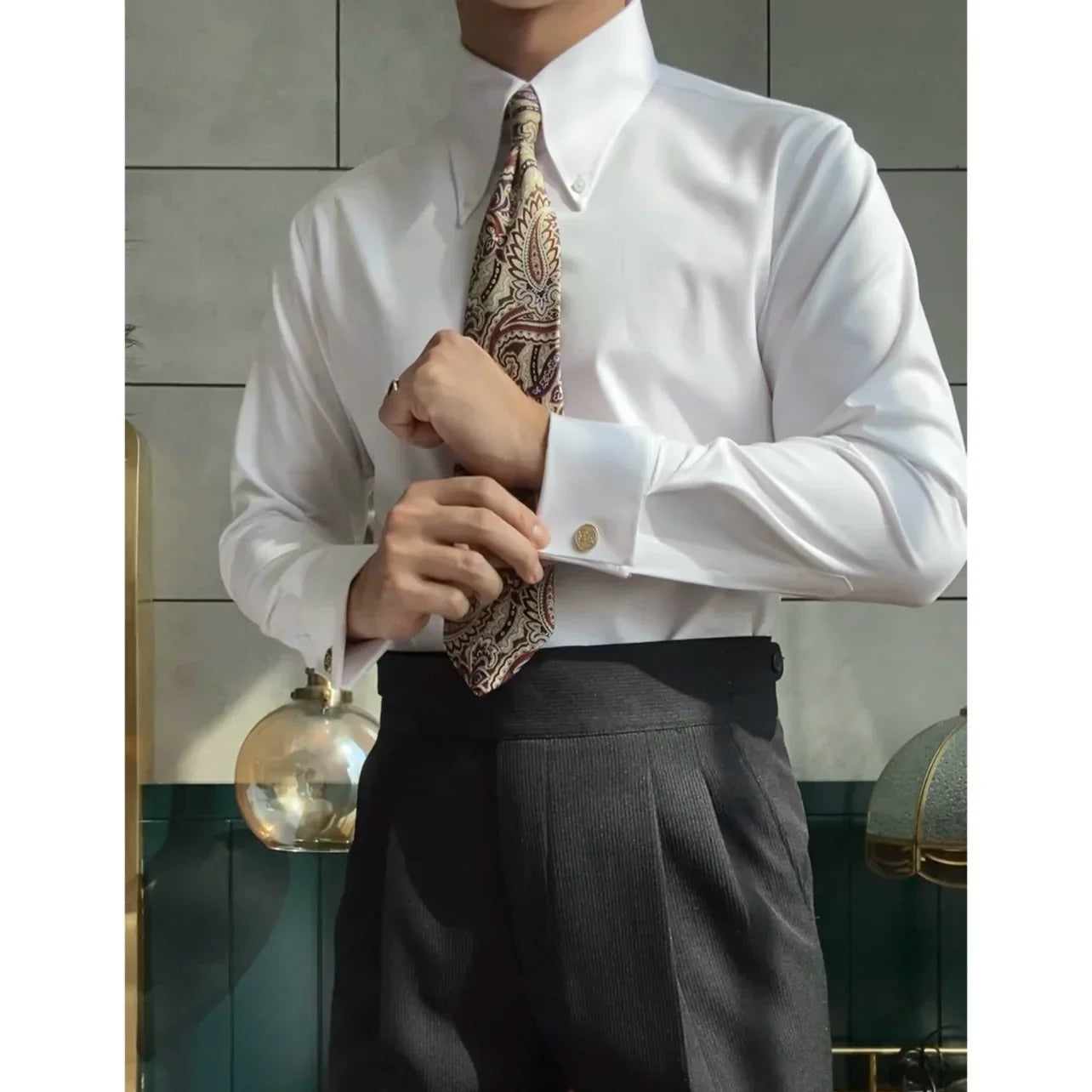 Camisa com colarinho pontiagudo e abotoaduras.