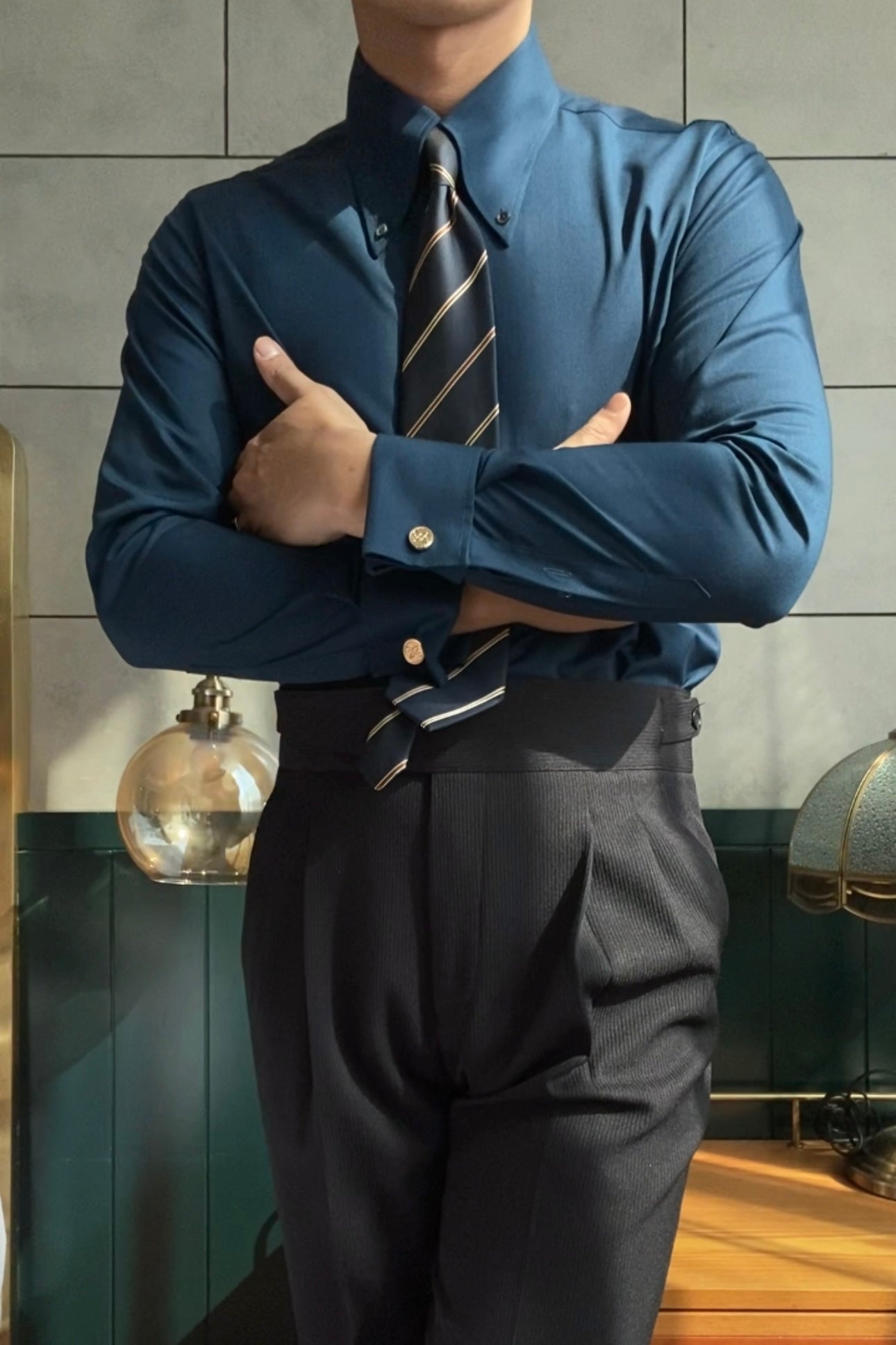 Camisa com colarinho pontiagudo e abotoaduras.