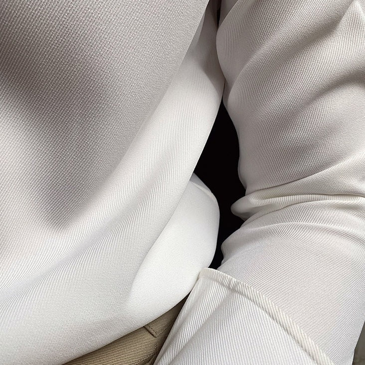 Camisa com colarinho pontiagudo e broche