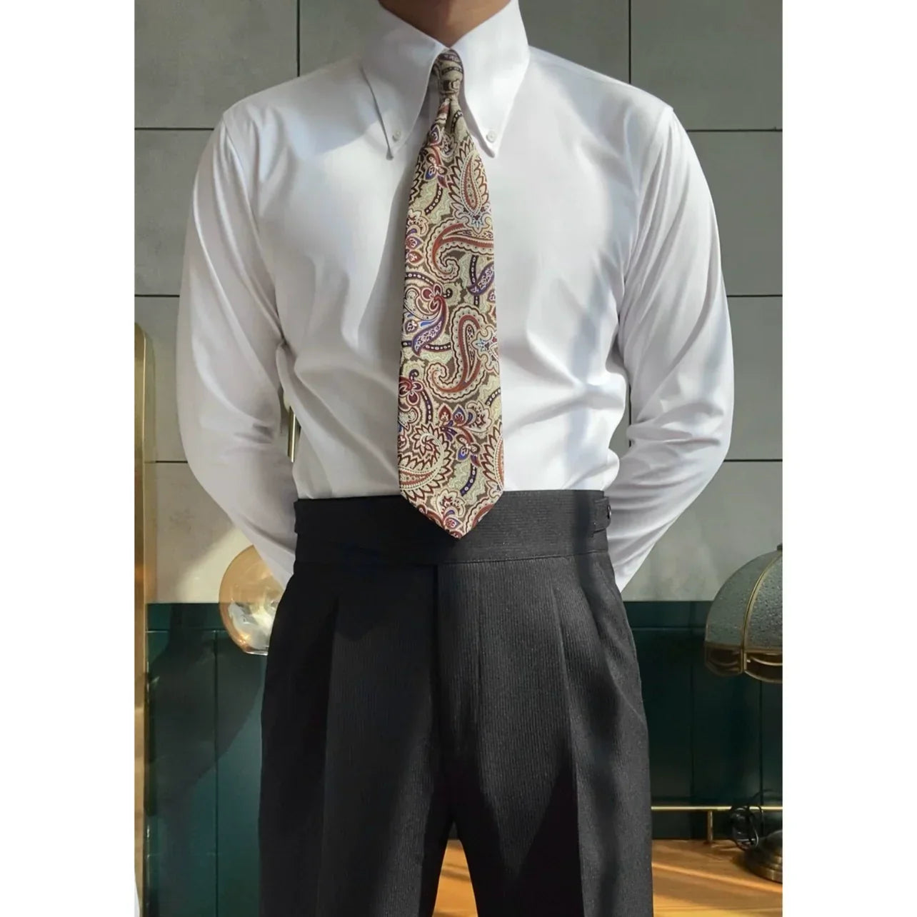 Camisa com colarinho pontiagudo e abotoaduras.