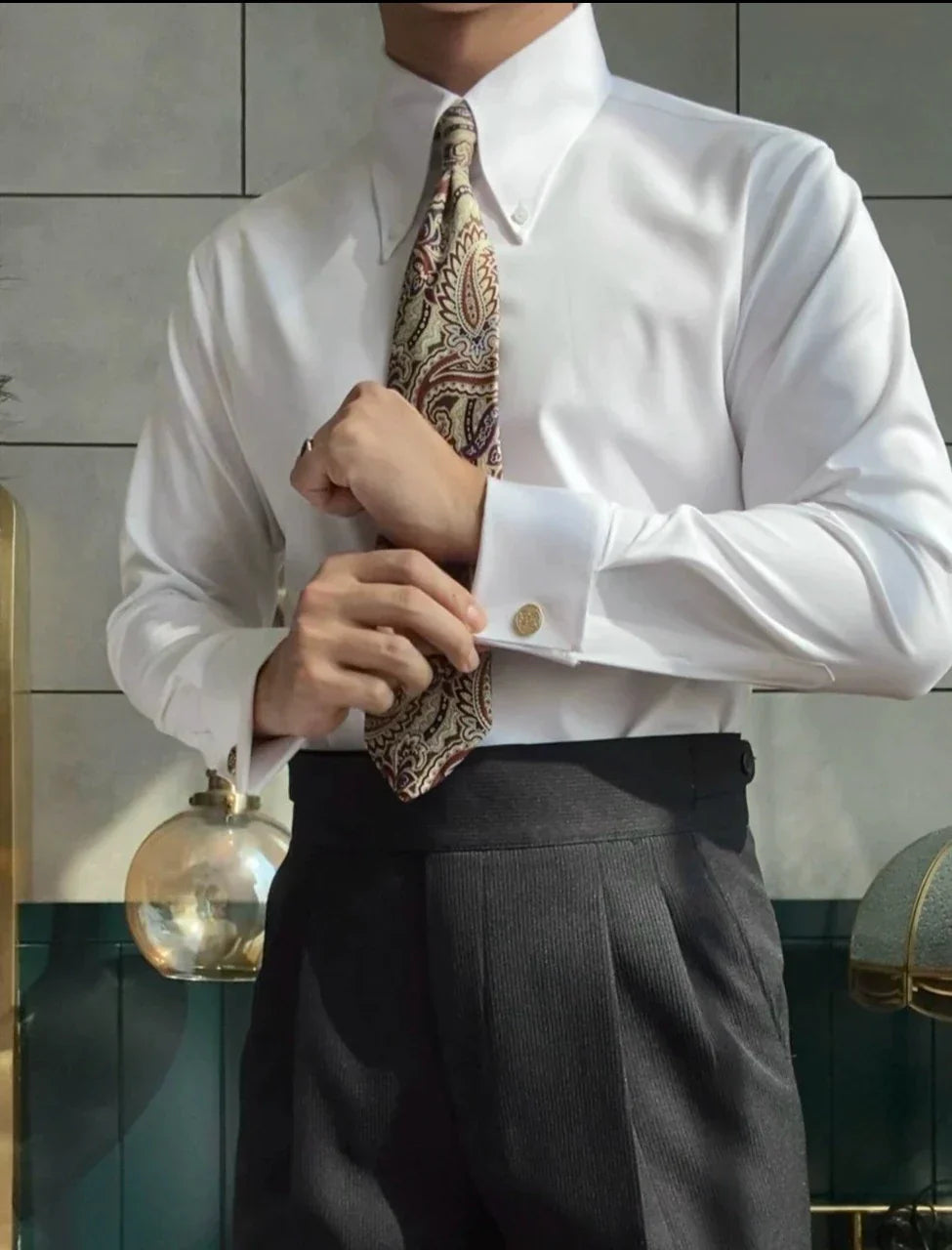 Camisa com colarinho pontiagudo e abotoaduras.