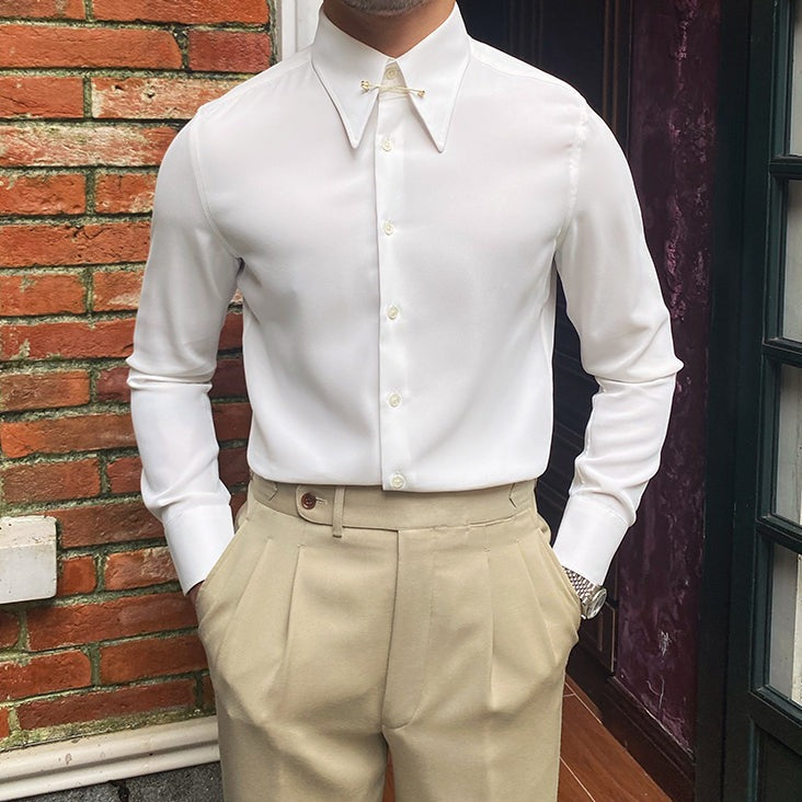 Camisa com colarinho pontiagudo e broche