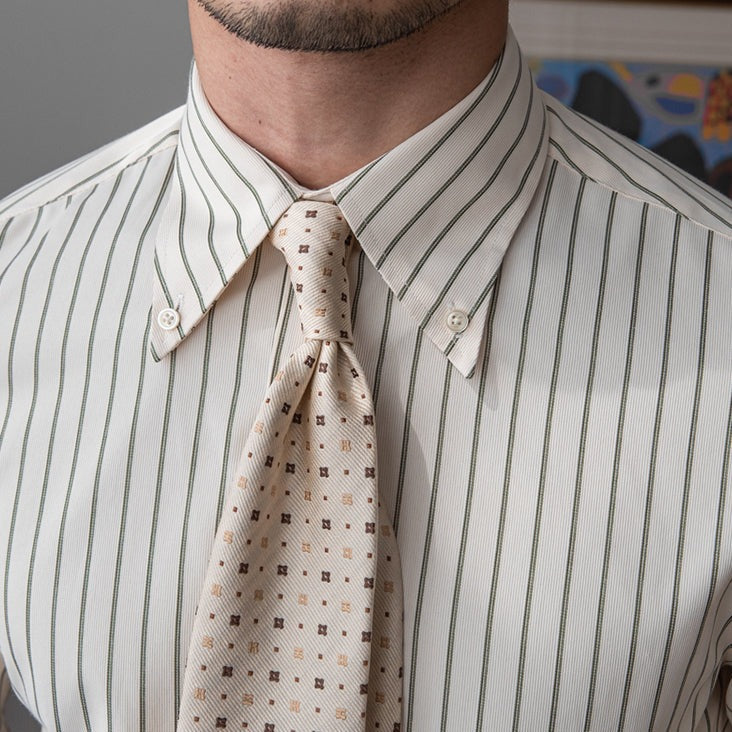 Camisa italiana com gola pontiaguda