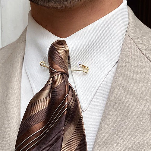 Camisa com colarinho pontiagudo e broche