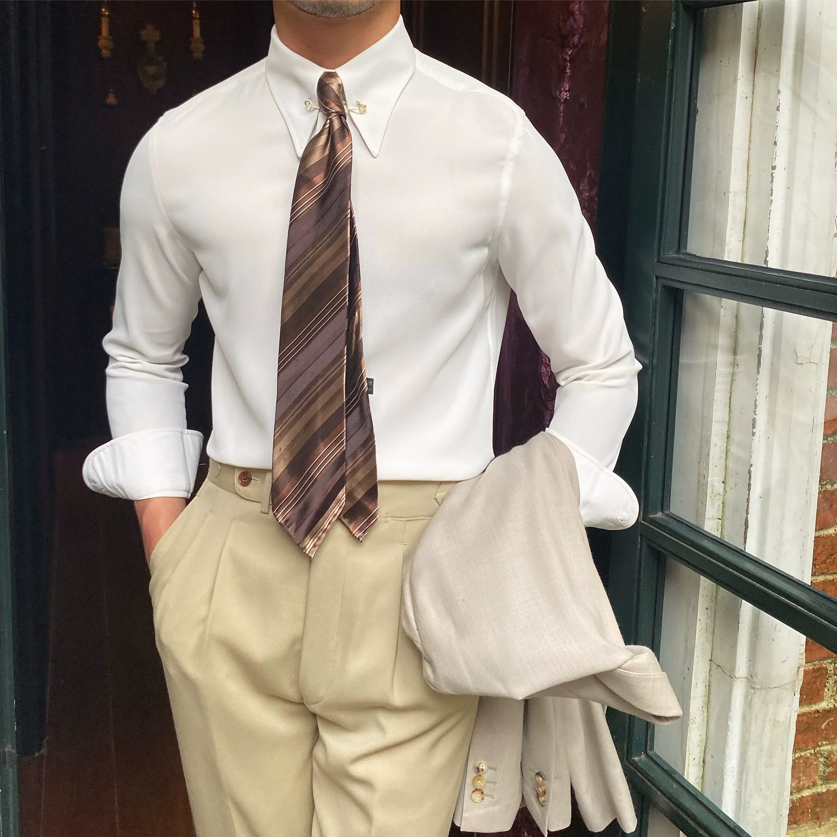 Camisa com colarinho pontiagudo e broche