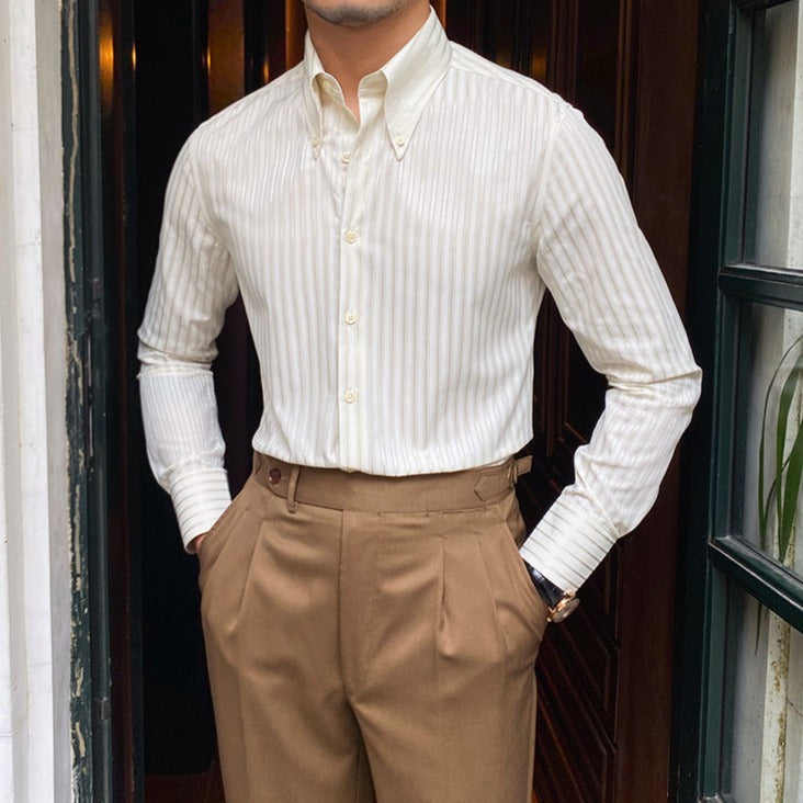 Camisa clássica com gola pontiaguda