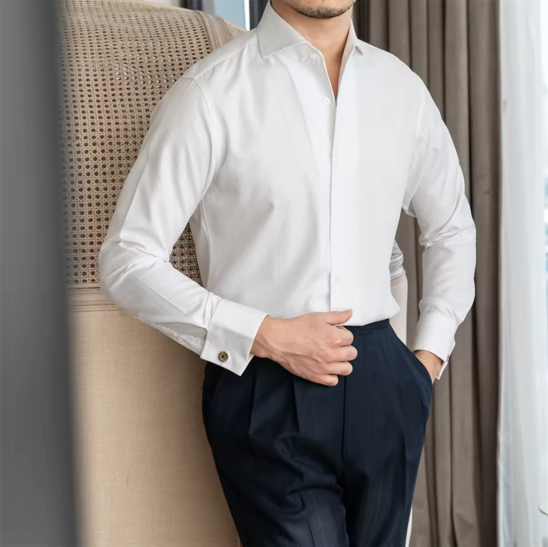 Camisa com punho francês e abotoaduras.