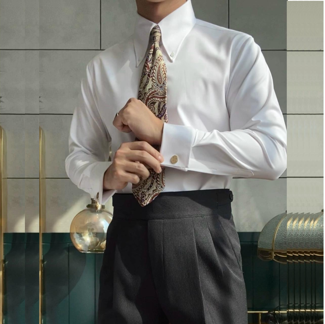 Camisa com colarinho pontiagudo e abotoaduras.