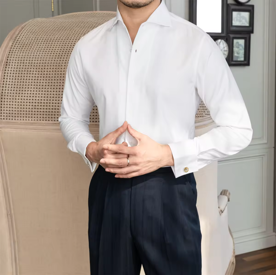Camisa com punho francês e abotoaduras.