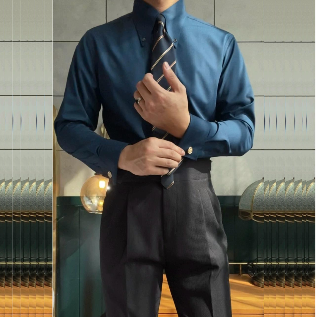 Camisa com colarinho pontiagudo e abotoaduras.
