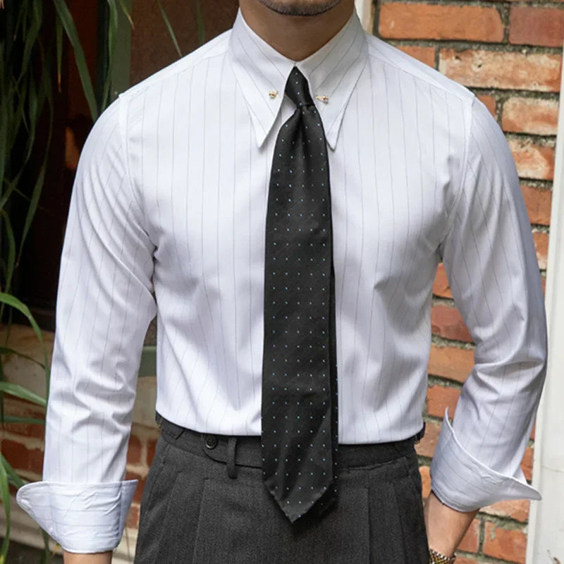 Camisa listrada com broche