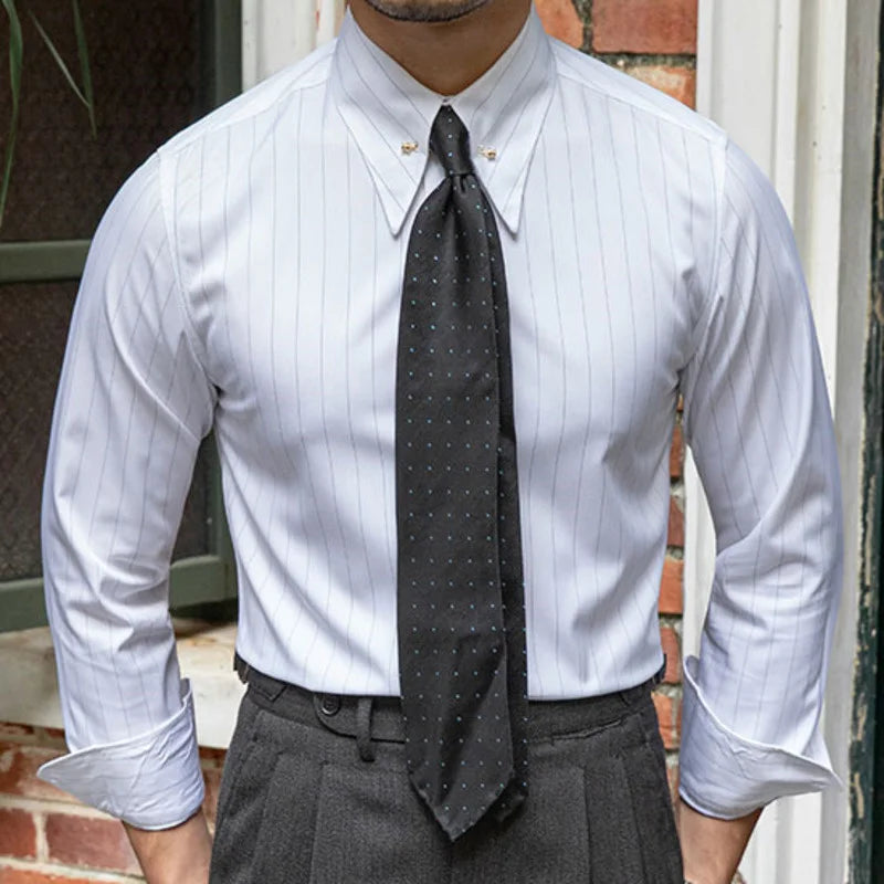 Camisa Listrada com Alfinete