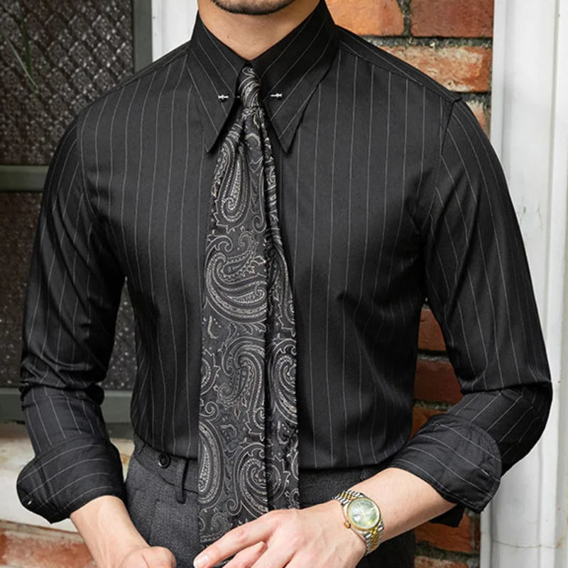 Camisa Listrada com Alfinete