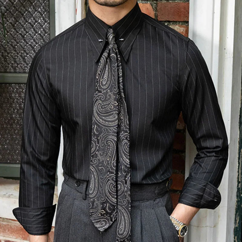 Camisa listrada com broche