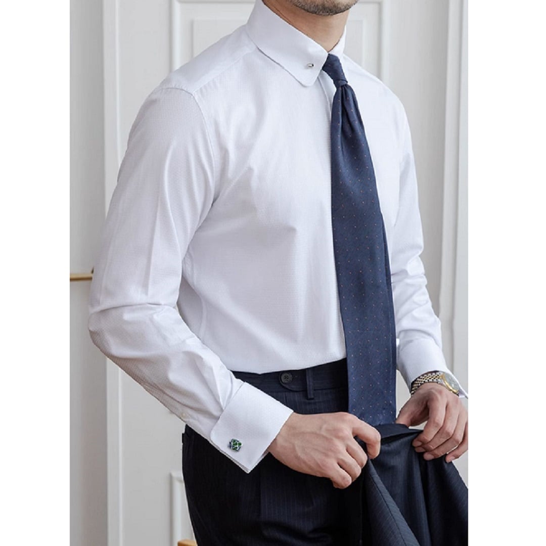 Camisa de colarinho curto com abotoaduras