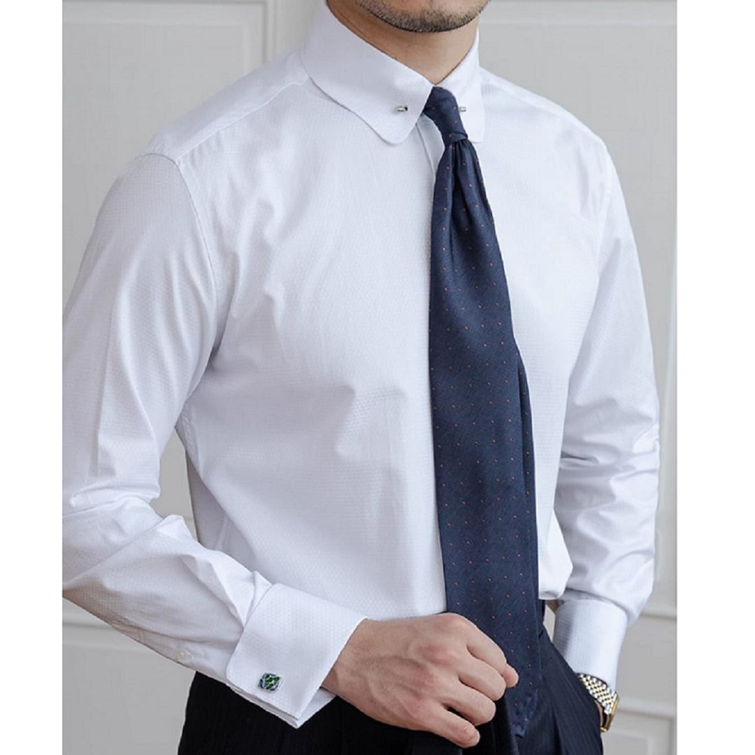 Camisa de colarinho curto com abotoaduras