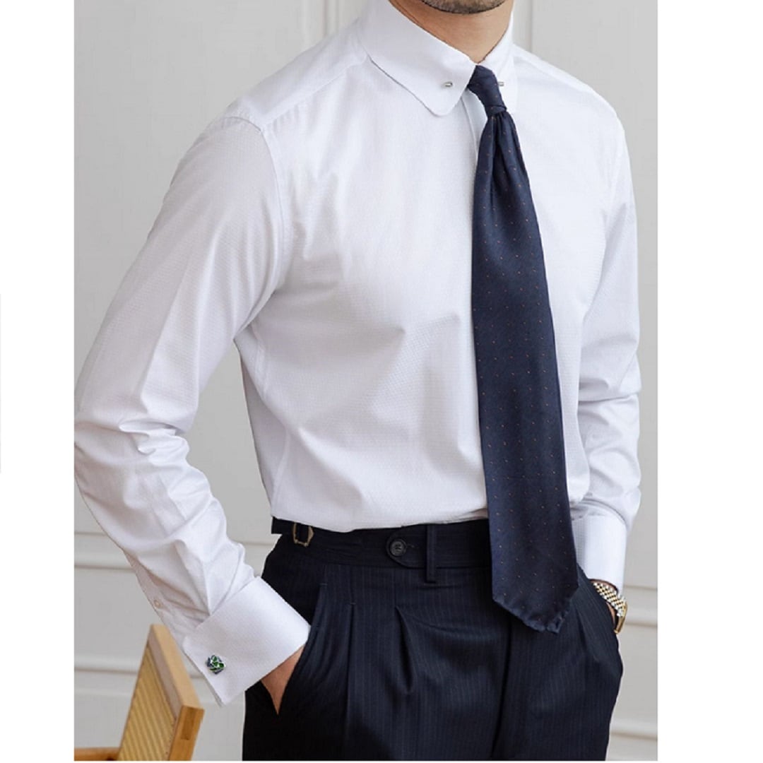 Camisa de colarinho curto com abotoaduras