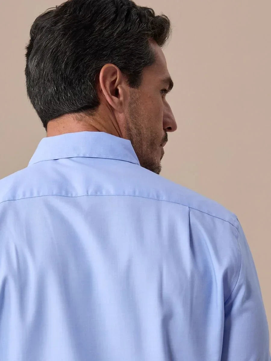 Camisa clássica de gola redonda, sem necessidade de passar.