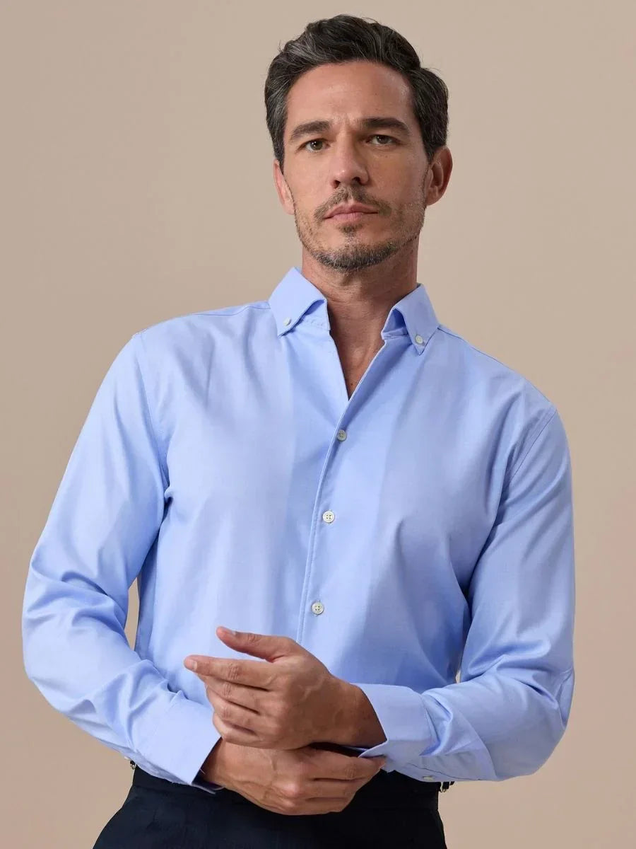 Camisa clássica de gola redonda, sem necessidade de passar.