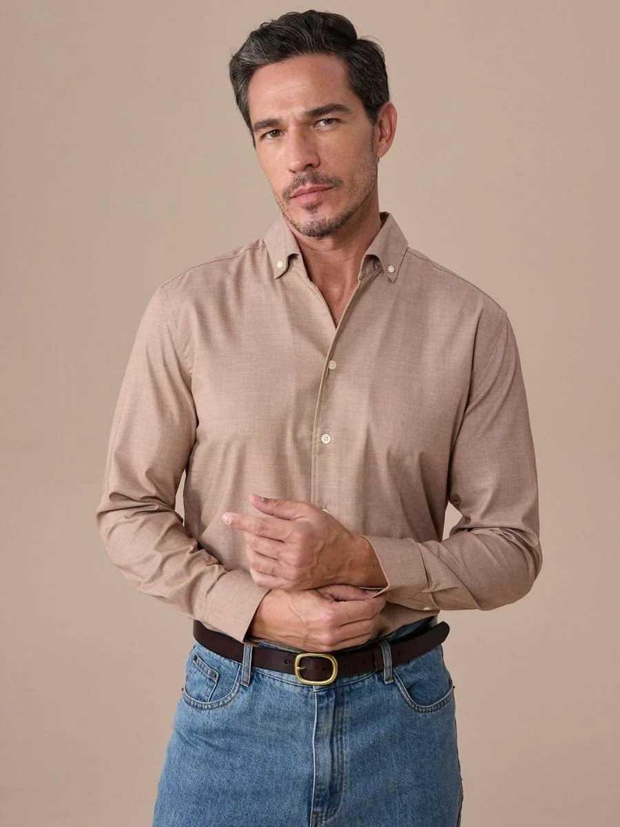 Camisa clássica de gola redonda, sem necessidade de passar.