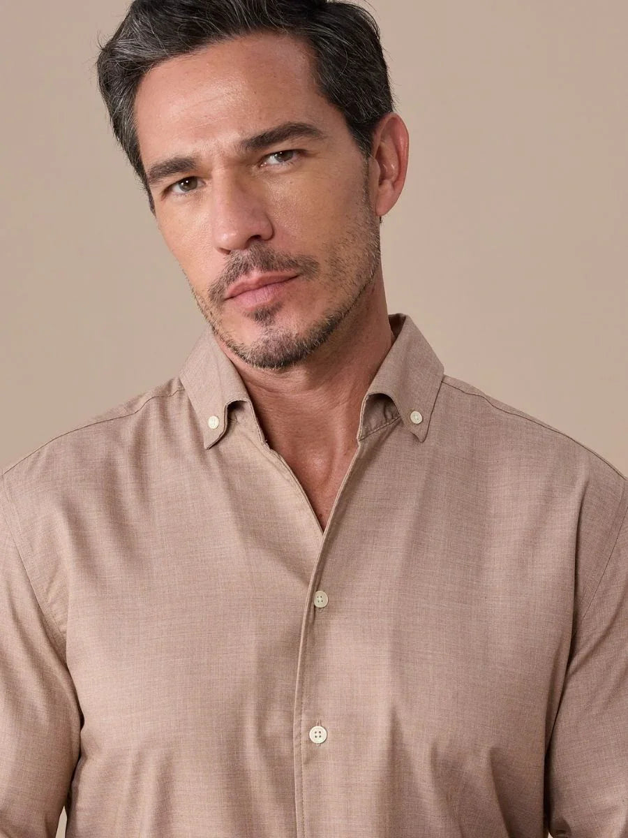 Camisa clássica de gola redonda, sem necessidade de passar.